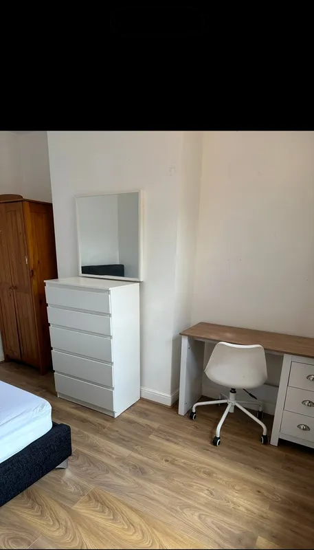 Manor Street NG2 4JP // 2 Spare Rooms Available Now - Thumbnail 7